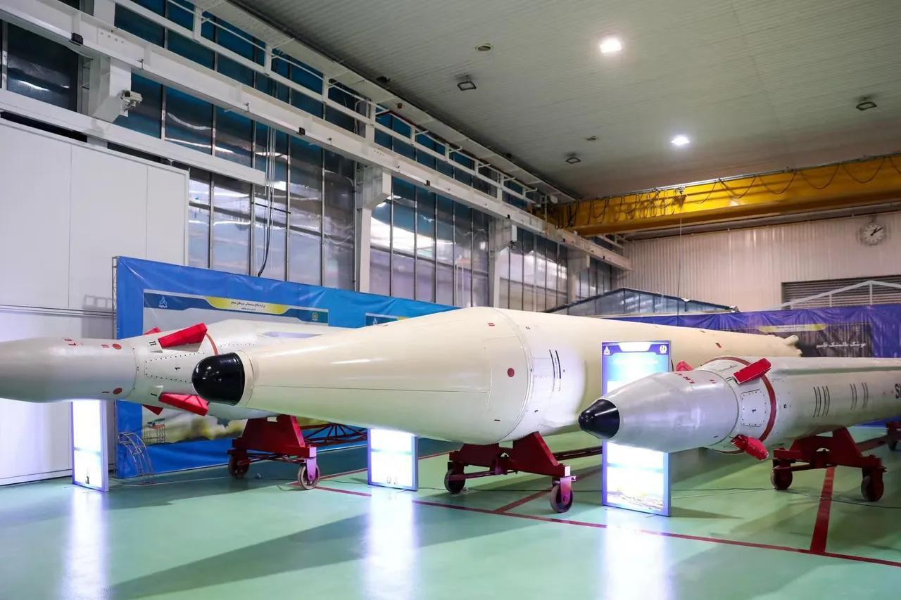 伊朗这次亮出的底牌，确实有点东西。咱们的卫星天天从中东上空过，阿联酋那些美军