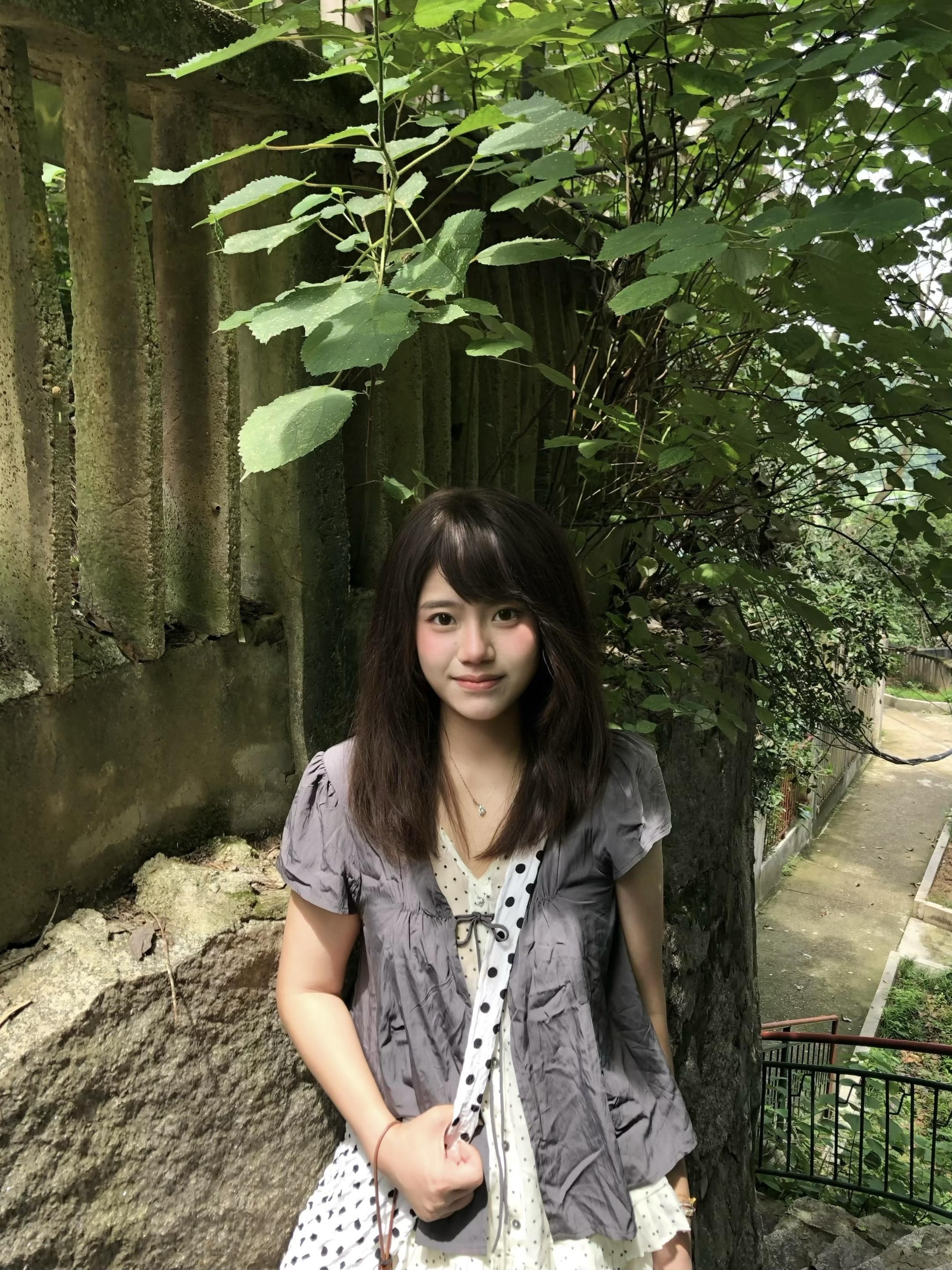 阳光从叶缝洒下来的时候，我正好想起你。