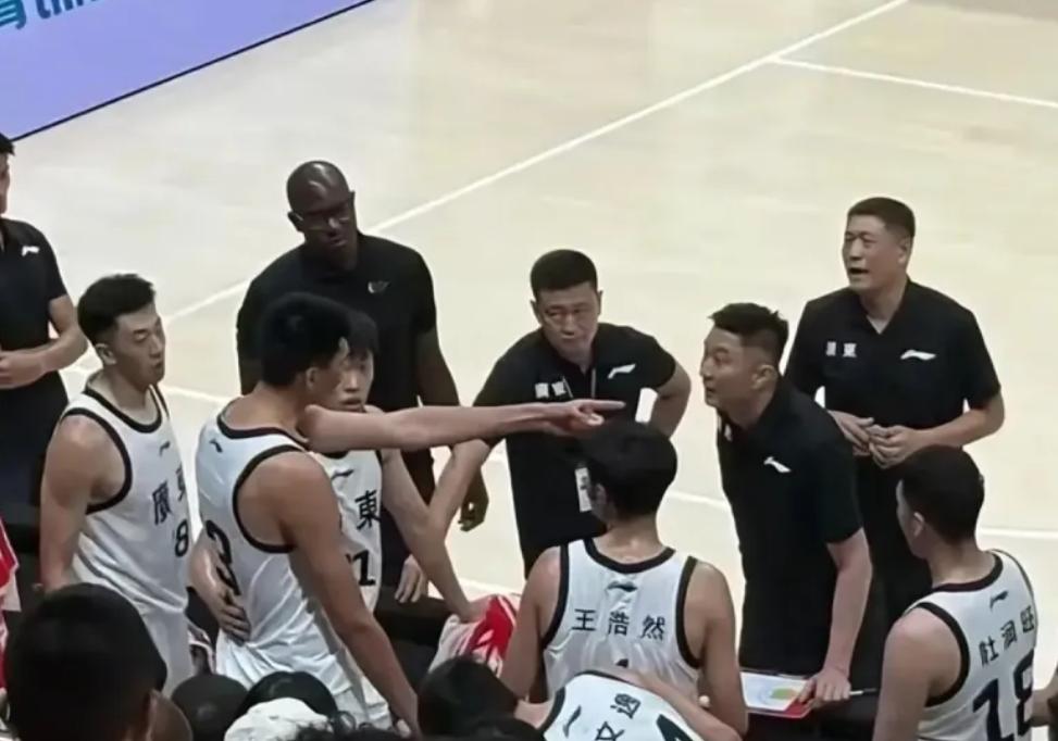 徐昕的技术没有进步？只因上场时间增加导致数据上涨？在徐昕获得本赛季CBA最具