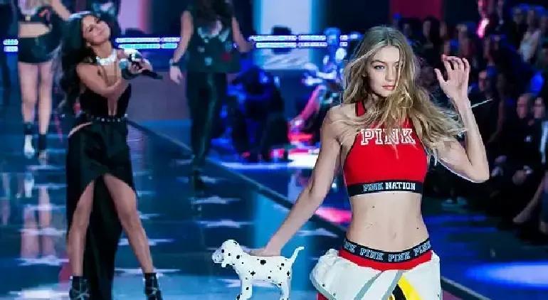 狗仔蹲点拍吉吉·哈迪德素颜带娃的“狼狈黑料”，却没想到这组未修图照片，直接让Ma