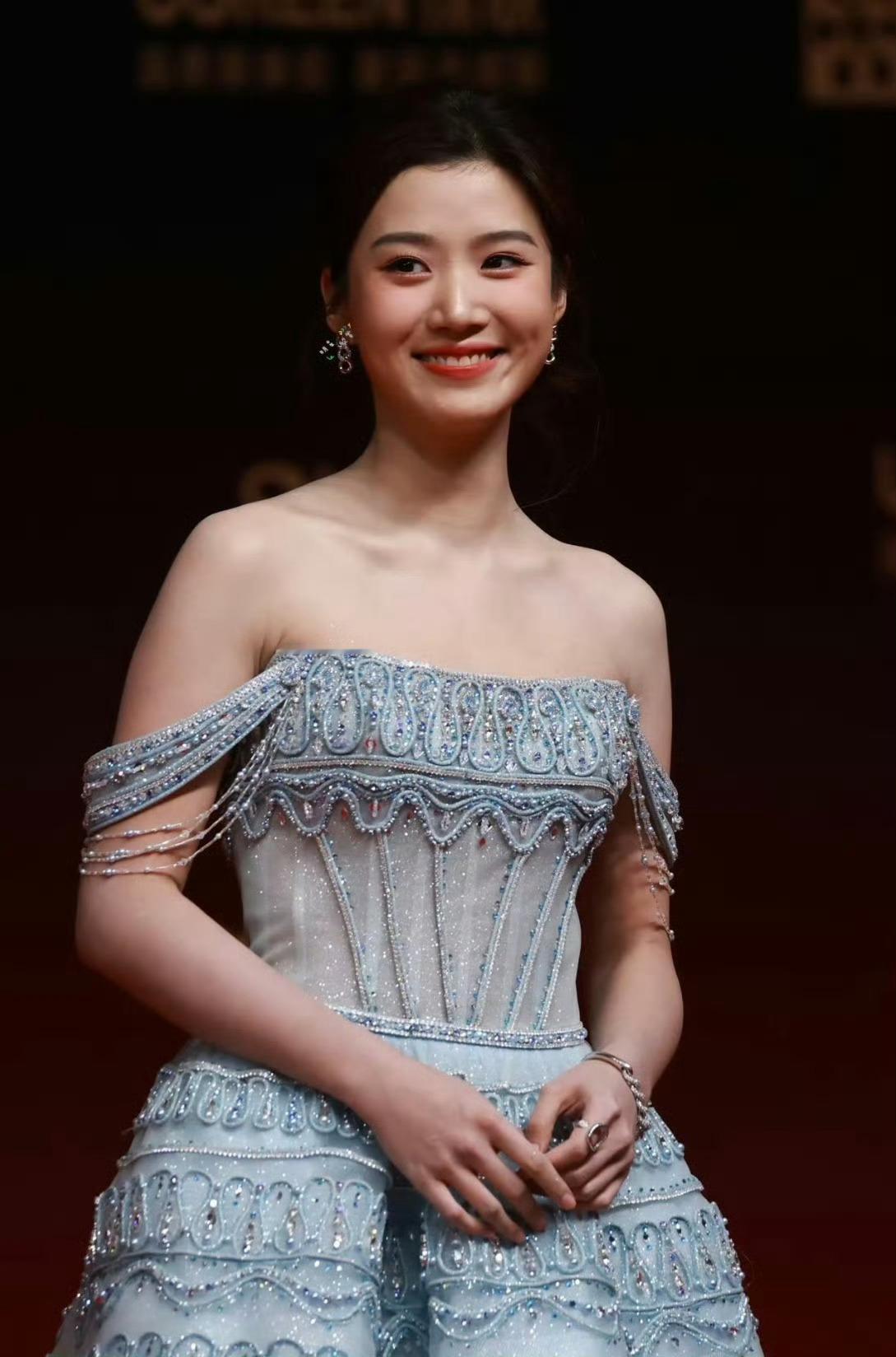 卢昱晓今日代言人影响力盛典红毯…完全灾难…造型工作室到底是谁在负责…可以开除请新