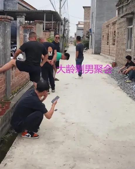 娶不起，更娶不到！广西博白村口，一群80后，90后男人蹲着抽烟，自嘲五保户预备军