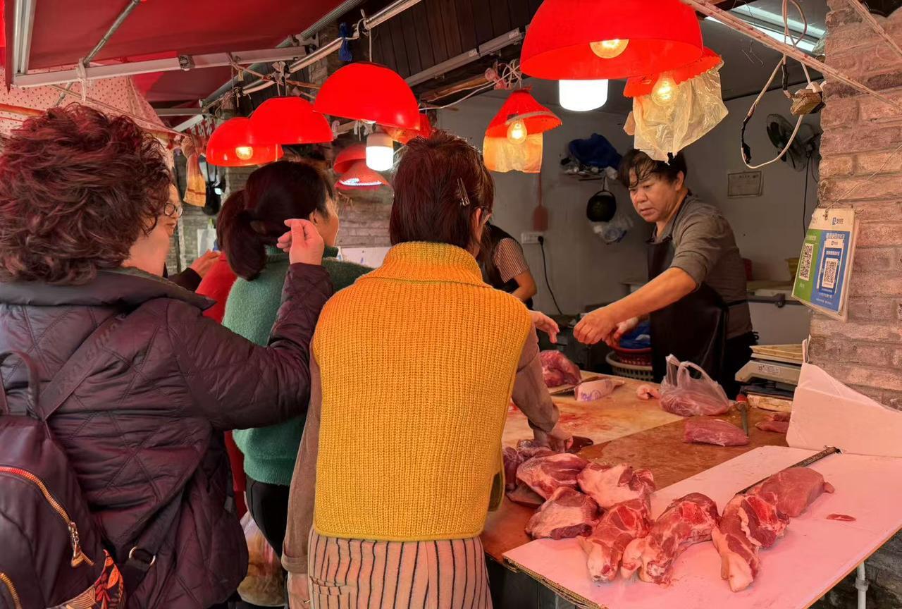 明明这人卖的肉比别人一斤贵一块钱。可人们偏都买他的。有个路边