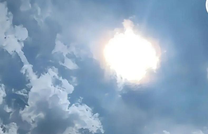 儿子问：“妈，有人给二十万招我当上门女婿，你干不干？”妈秒回：“打我卡里就行！