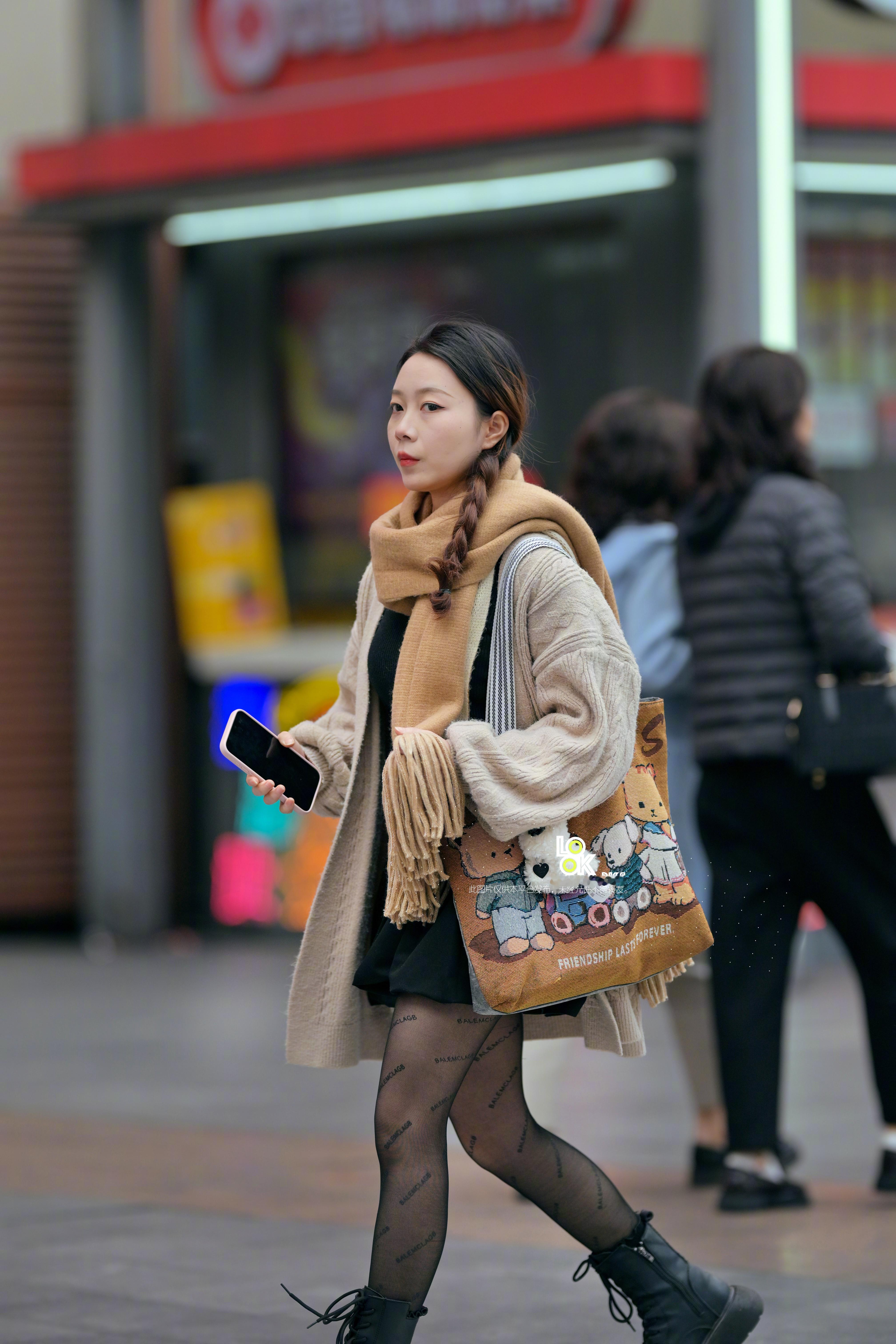 围巾应该今天就会出现了