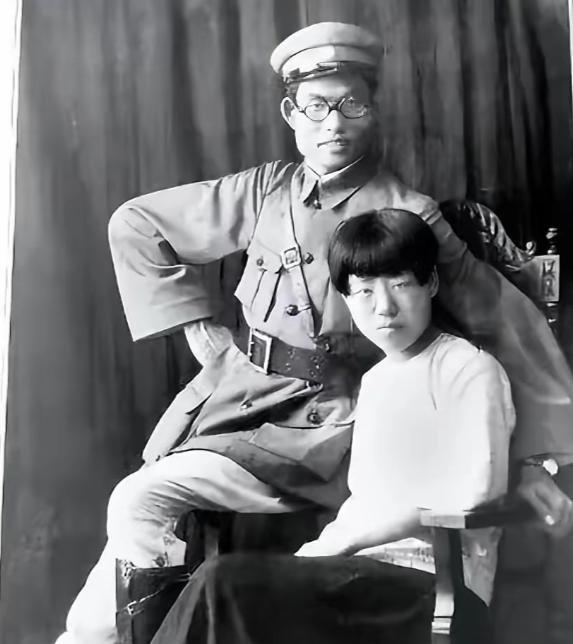 1940年，延安，朱仲芷主动跟丈夫萧劲光离了婚。那一年她已经是六个孩子的娃，和萧