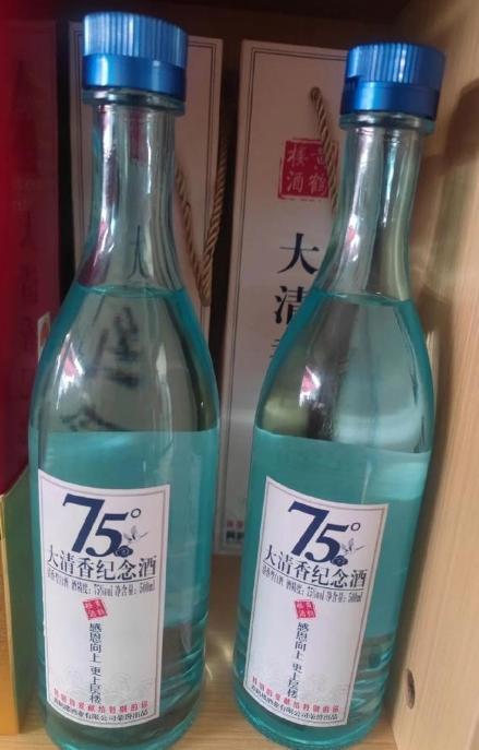 四年朋友的父亲做手术，他找我借了10万块钱。昨天他来还钱，给我带了一箱酒。他走了