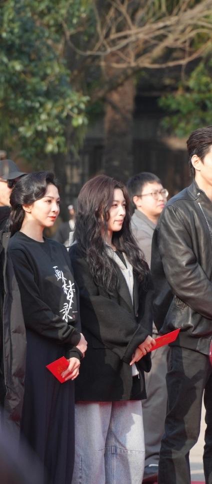 今天唐诗逸和代露娃一起出席新片宣传仪式，两位站在一起很有姐妹范儿，也都搭配的格外