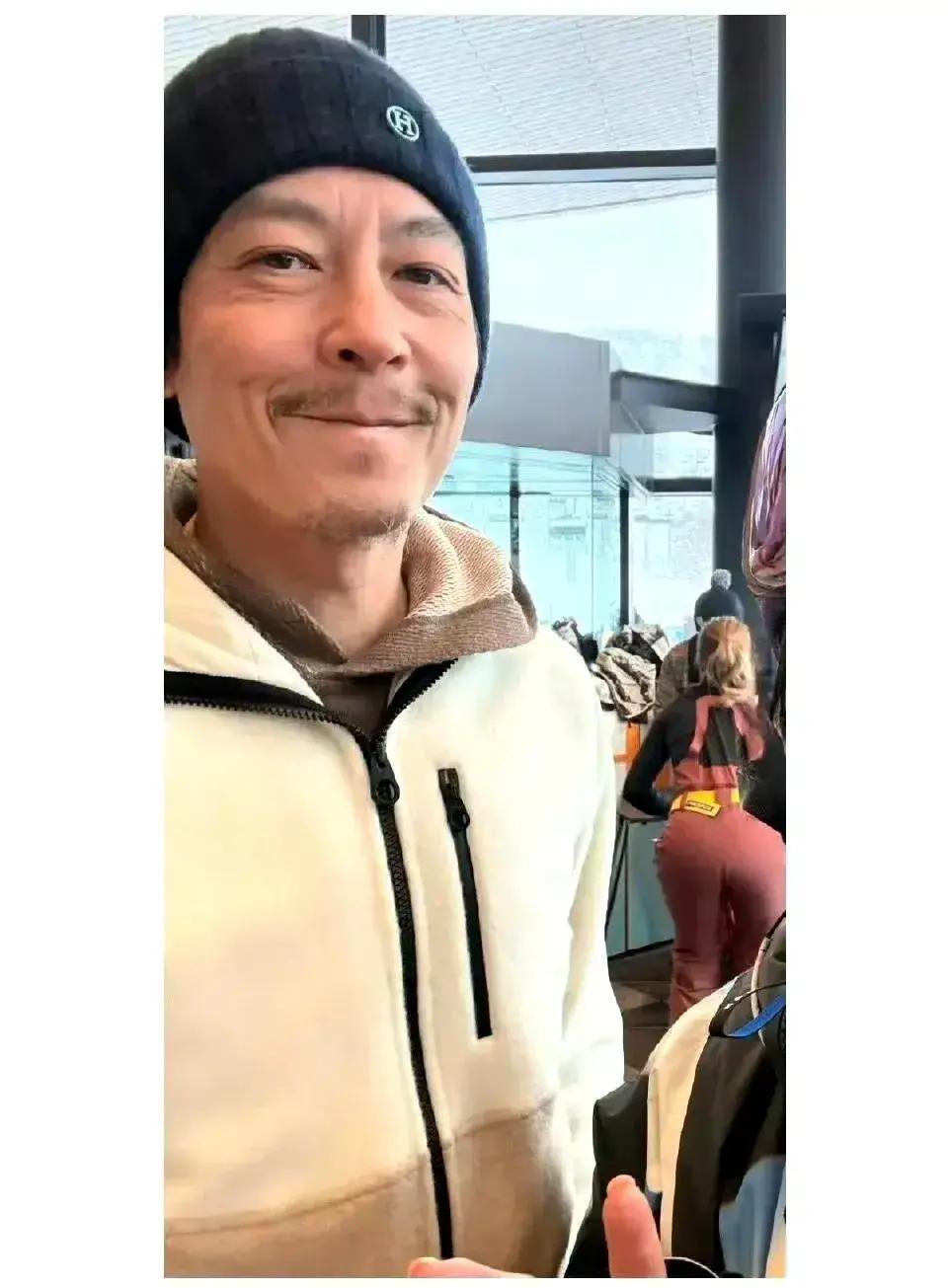 45岁陈冠希胡子全白！滑雪场偶遇照一出，评论区炸锅：这还是当年那个痞帅少年