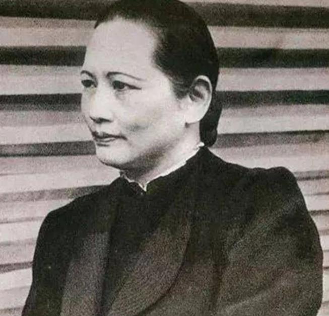 1975年周总理病重，需要吃鸽子蛋增加营养，却到处都买不到。赵炜就对邓颖超说“宋