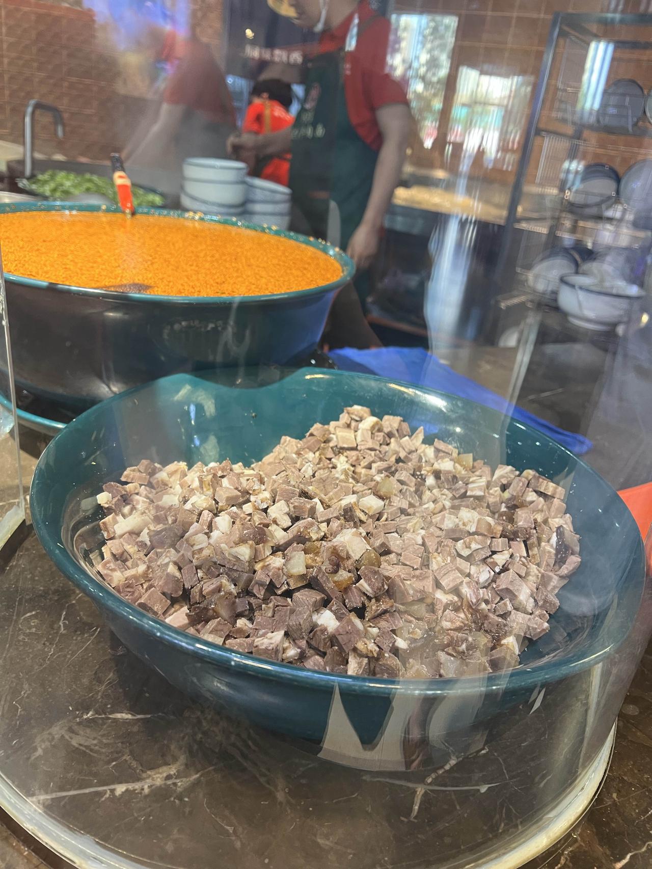 地点兰州：我要给兰州牛肉面证明，确实有牛肉其实兰州牛肉面里面确实是有牛肉的