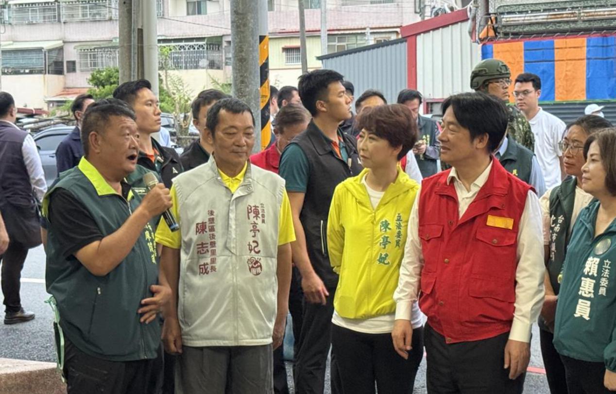 台风走了赖清德跑灾区作秀，教训独居老人“不能啥事都指望台军”，结果81岁老人修屋