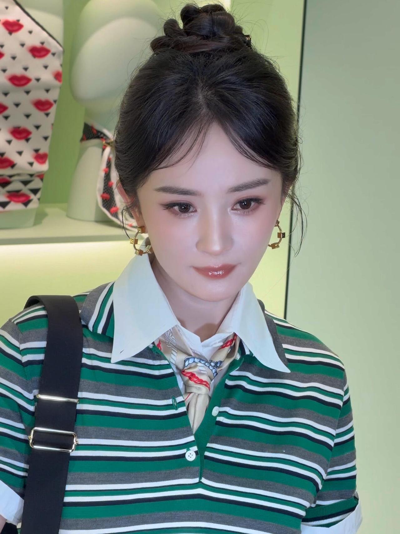 杨幂还需要出来营业吗，好漂亮的脸，瓜子脸，根本看不出来这是40岁的人，好年轻，好
