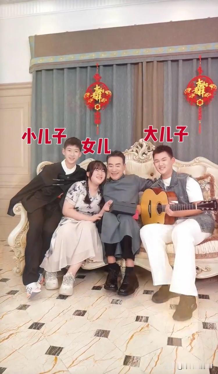 父母年纪太大，孩子会自卑吗？这照片是依萍他爸——演员寇振海和他现实生活里的3