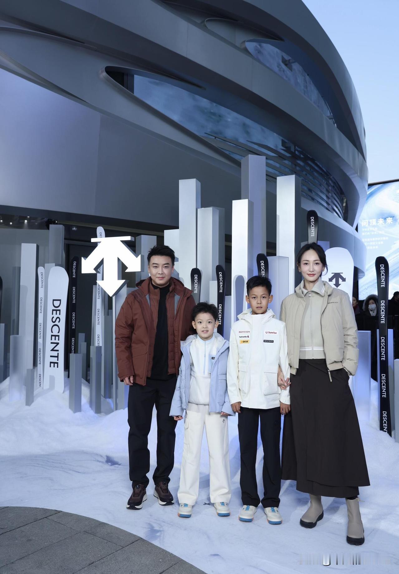 12月18日，国乒男队主教练王皓妻子闫博雅晒出一家四人在北京参加活动的照片，其中