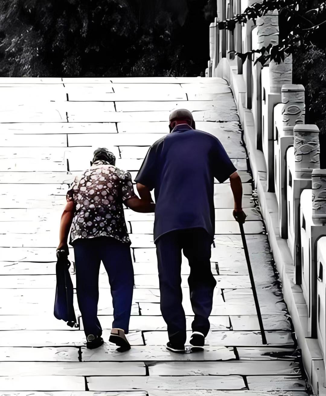 一段非常扎心的话，​​你去伺候个生活无法自理的老人试试？不用多，俩月就能让你崩溃