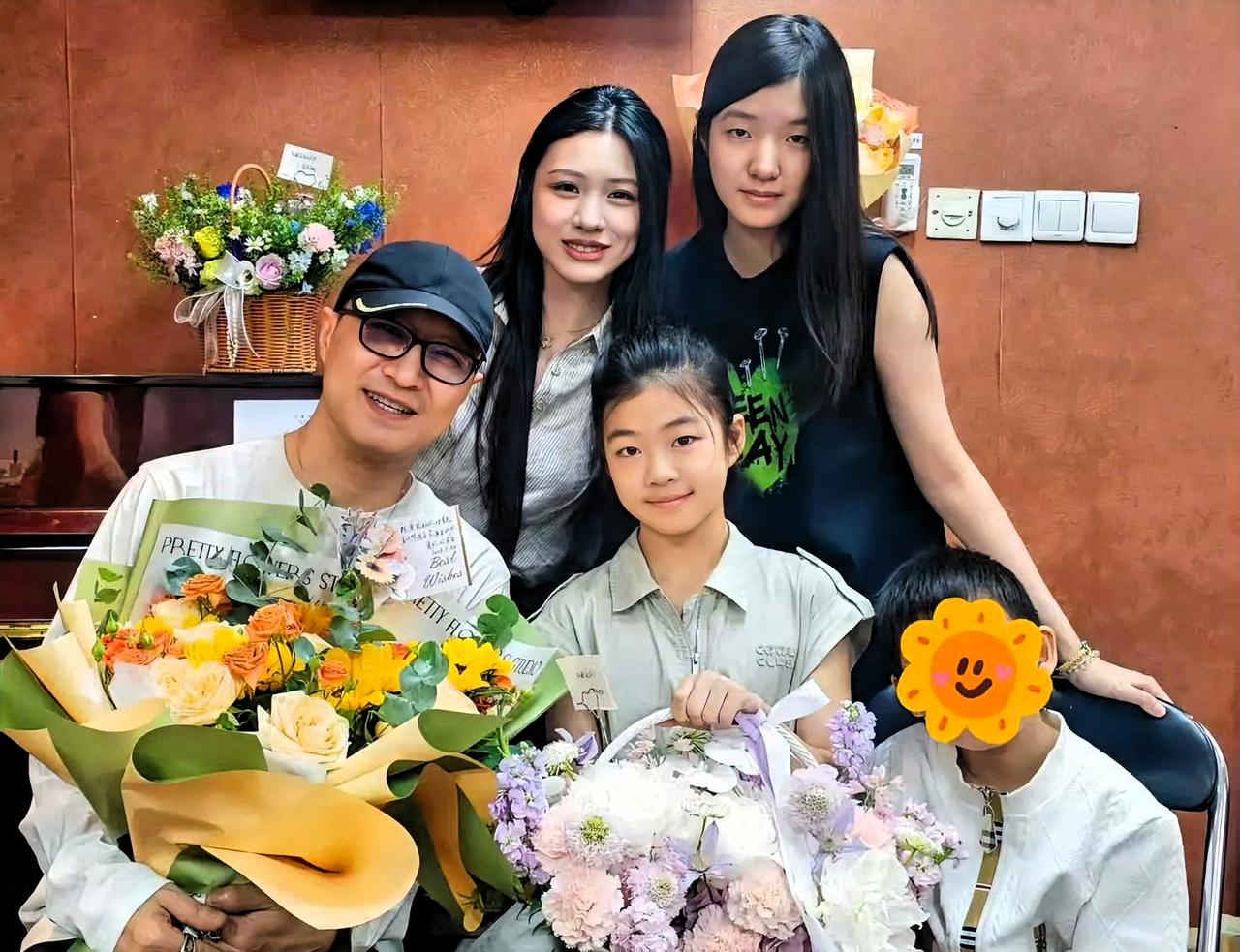 汪峰晒与四个孩子同框那天，大女儿小苹果全程牵着弟弟的手。不是汪峰让她牵的。是