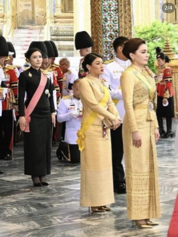 诗妮娜贵妃从国外回到王室为泰王庆生，然而着装的颜色让人意外，一身黑色泰式裙是不是