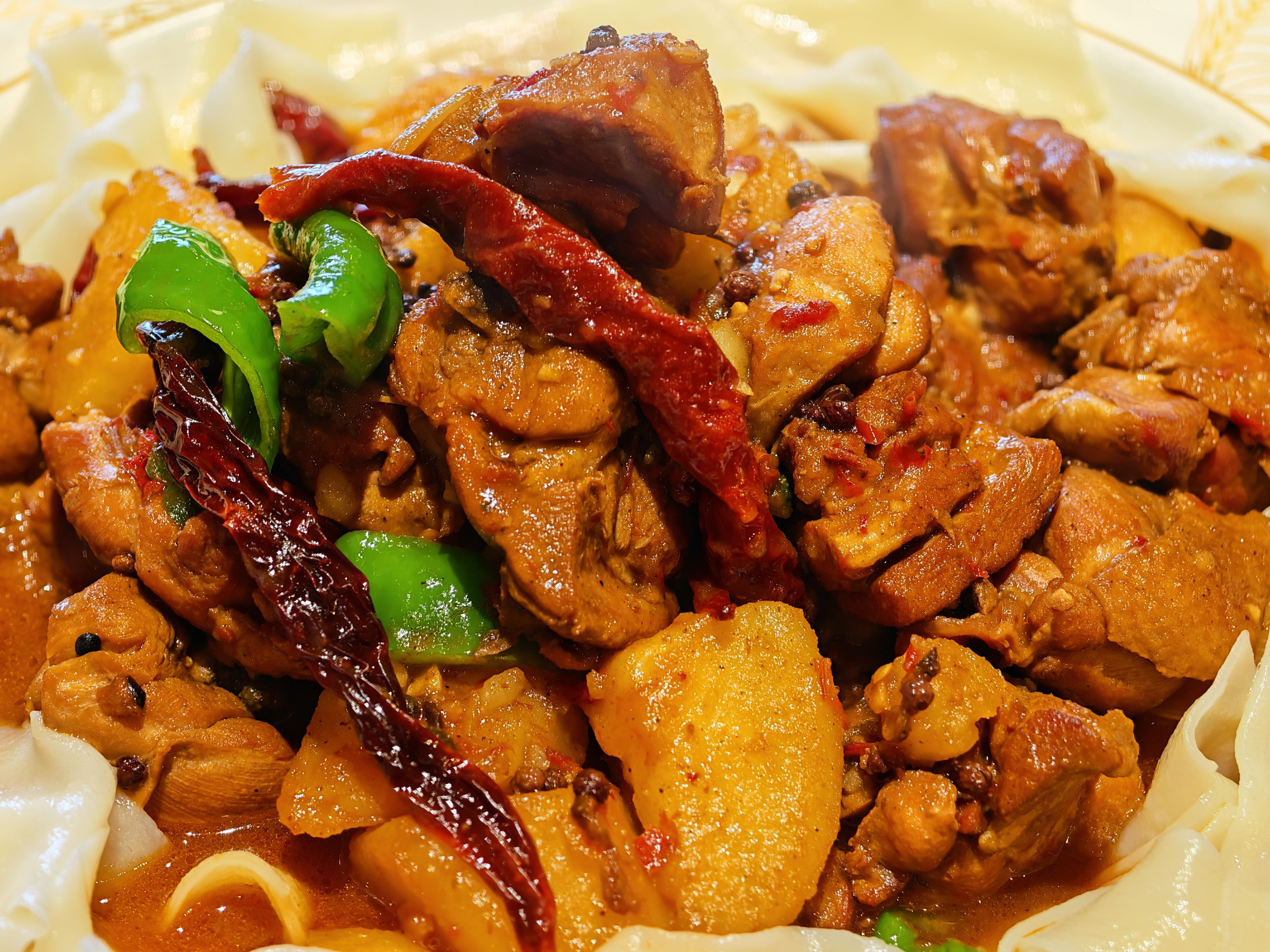 今天晚上吃新疆菜，大盘鸡、烤包子、烤羊肉串、炒馕、还有那年秋天的茄子，别说还真的