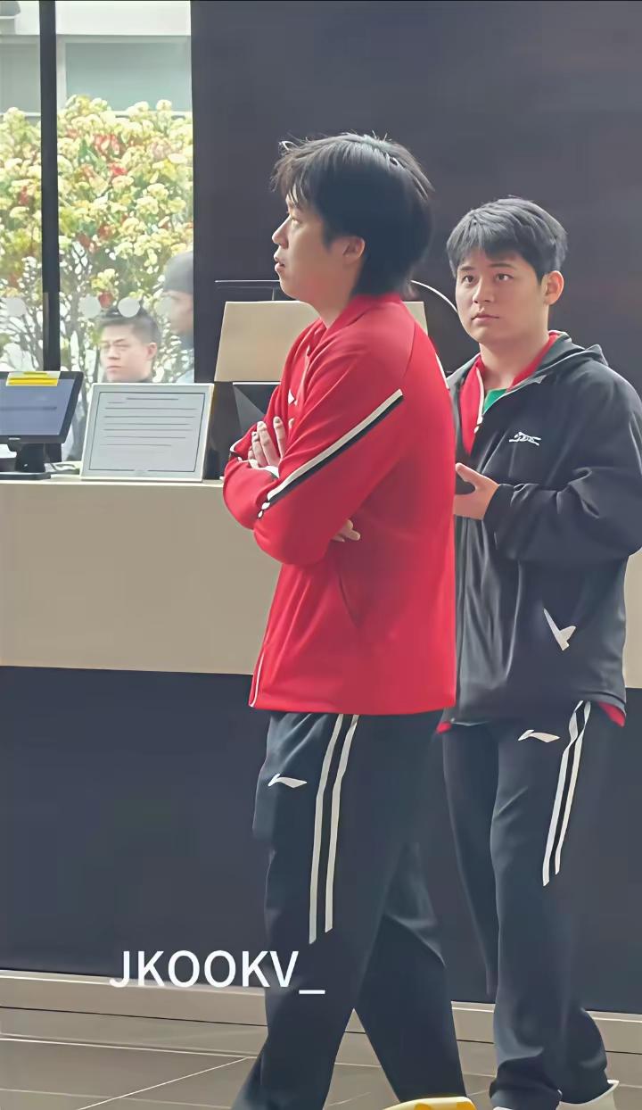 小石头就是头哥的小迷弟！[大笑][捂脸哭]头哥双臂交叉于胸前，走得十分放松，犹如