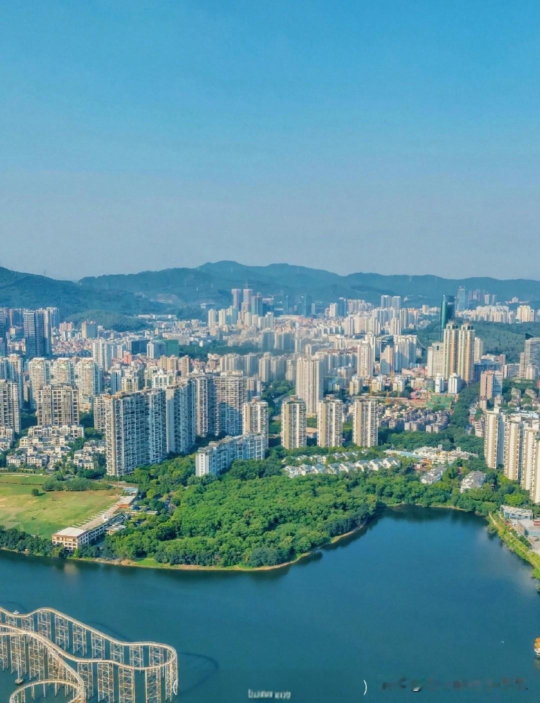 最近，深圳香蜜湖1号一套425㎡别墅以1.9亿成交，单价达44.71万/平方米。
