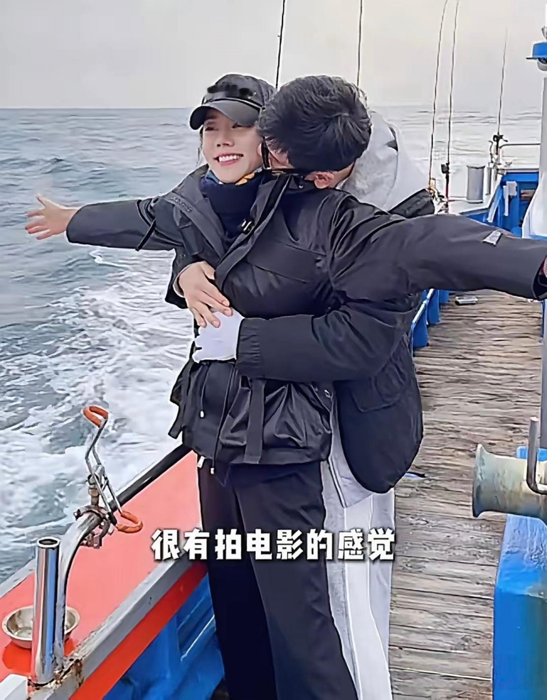 秋瓷炫一家出海钓鱼，7岁儿子两个星期没见妈妈，特别粘人。于晓光从背后抱着秋瓷炫秀