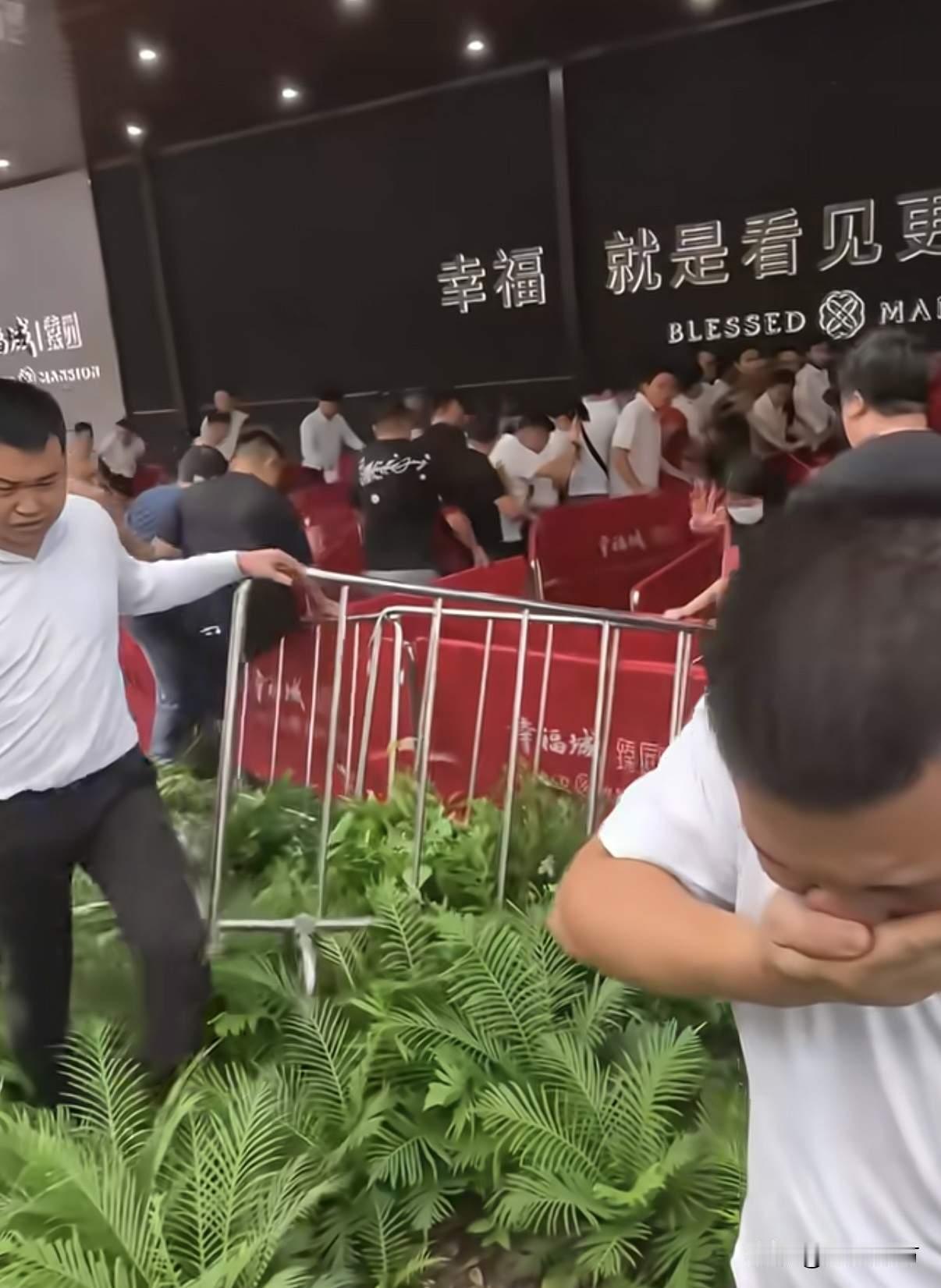 近日，一则深圳市民为了买到心仪的房子，出现了几十人抢一套房子的事件，一楼盘售楼部