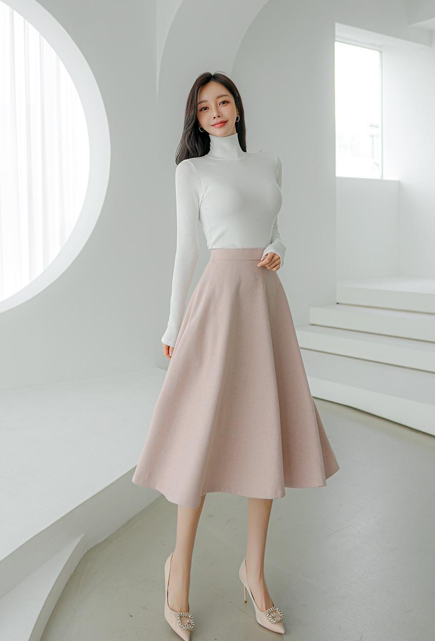 粉色半身裙配白色高领衫这搭配，简直是优雅气质氛围感拉满！想象一下，在春日街头，