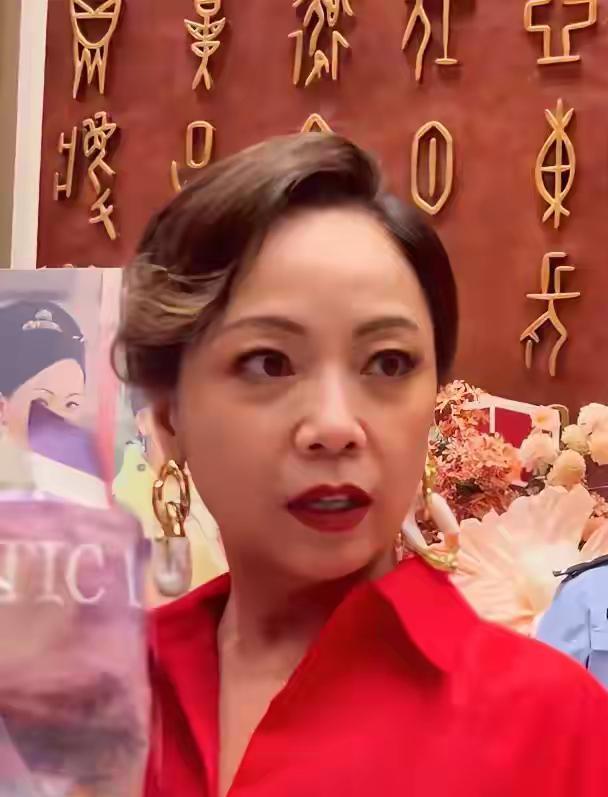59岁邓萃雯生图曝光：红衣黑裤气场足，皱纹里藏着40年的故事[比心][比心][比