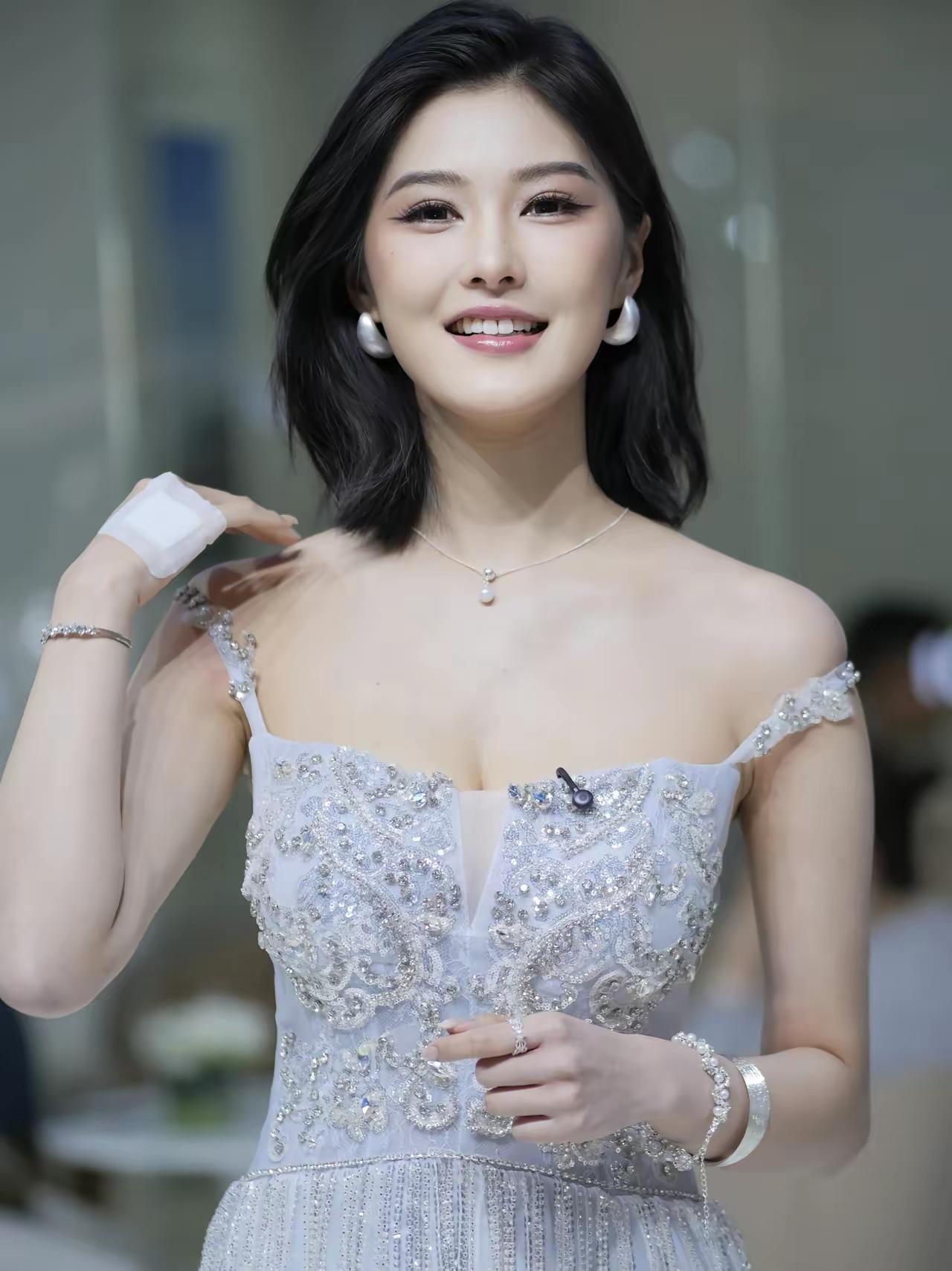 美丽动人的车模