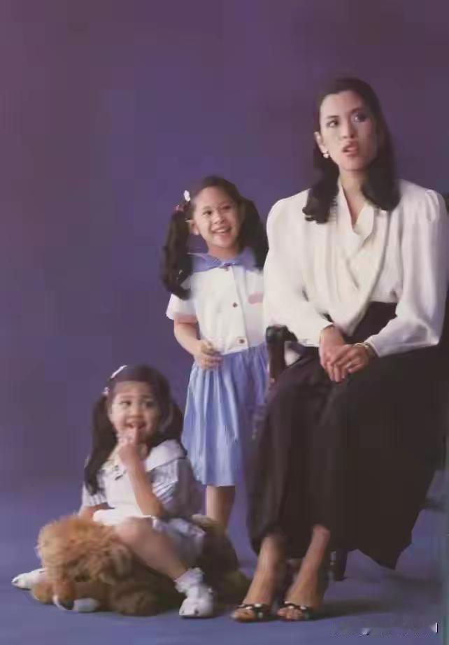 朱拉蓬公主自己弱不禁风，她前夫也不胖。但不知为啥，她两个女儿那是越长越胖，莫非是