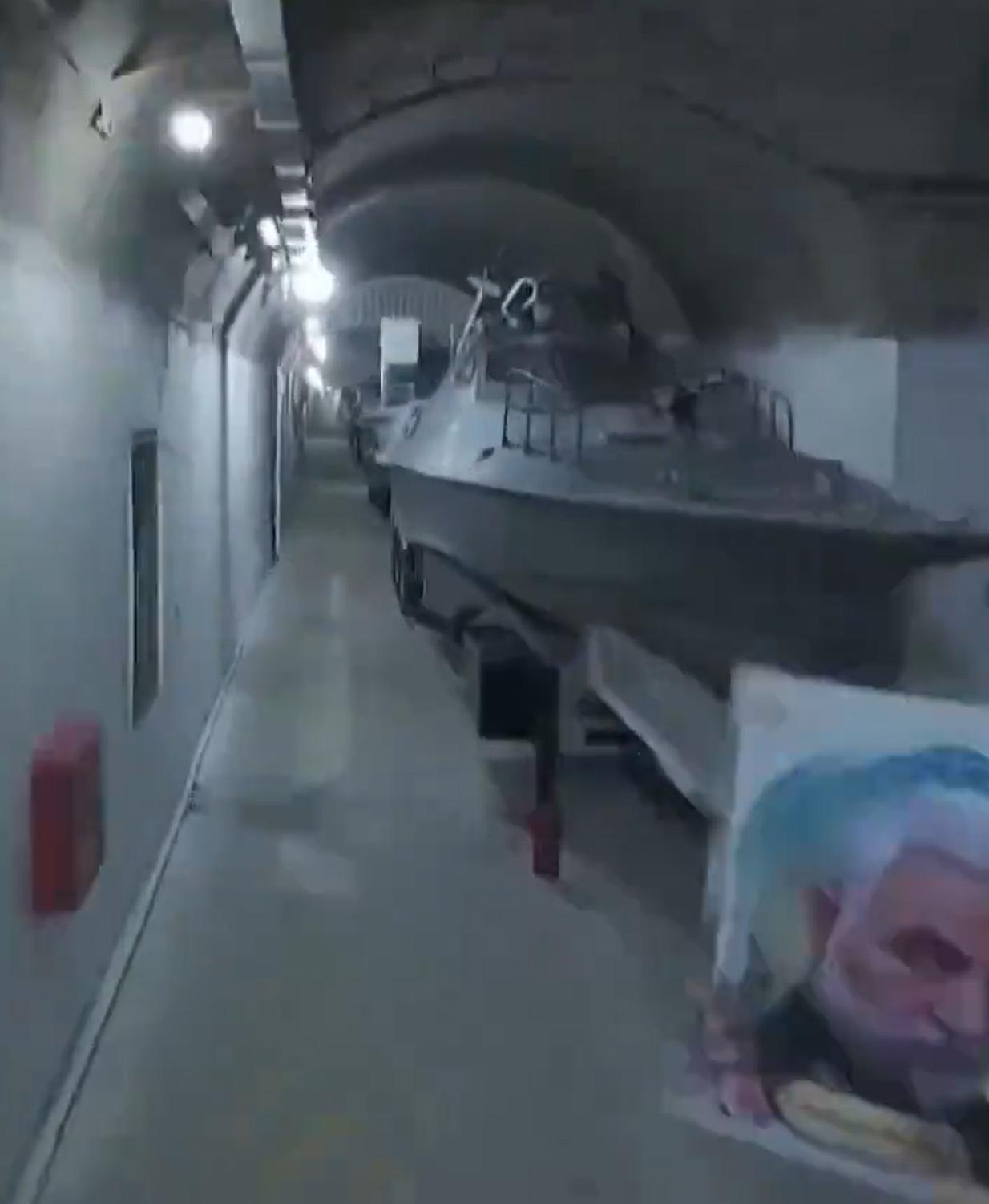 伊朗还有好东西没有拿出来，如果真到了玉石俱焚的时候，这些藏在山体隧道里的导弹快艇