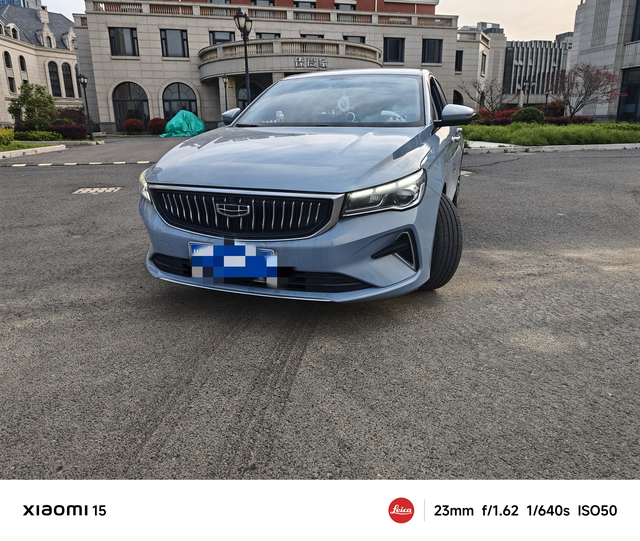 买了帝豪会后悔吗性价比高：吉利帝豪价格相对便宜，但配置较为丰富，360影像、定