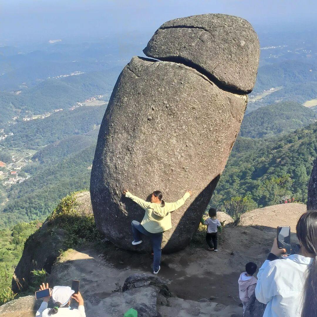 这大自然当真是鬼斧神工！人们心中有所想，哪怕未曾细思，都能被它完完整整刻画出来。