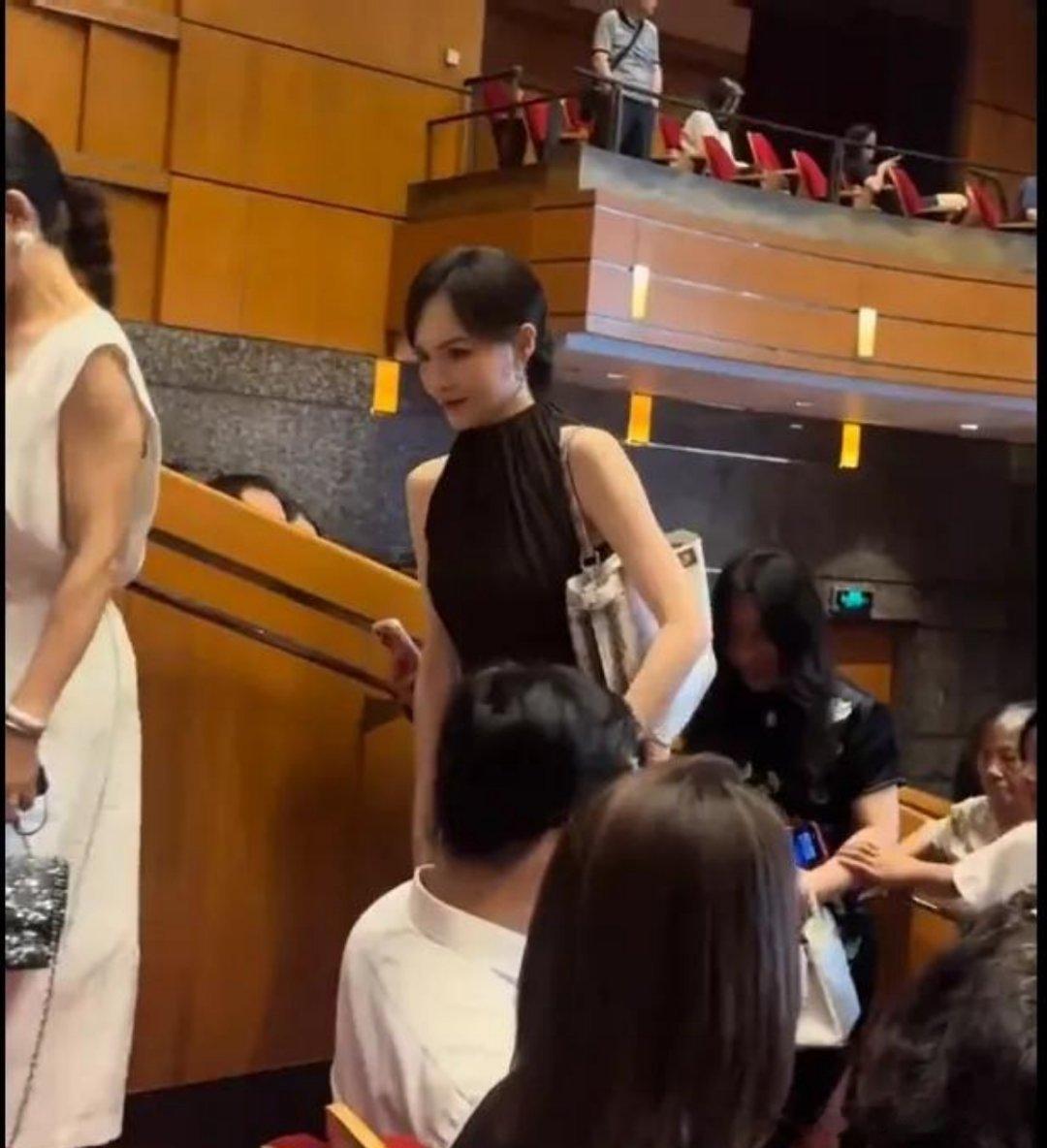 唐嫣罗晋罕见合体！参加女儿幼儿园活动，42岁唐嫣又白又美，6岁小糖戴皇冠很公主