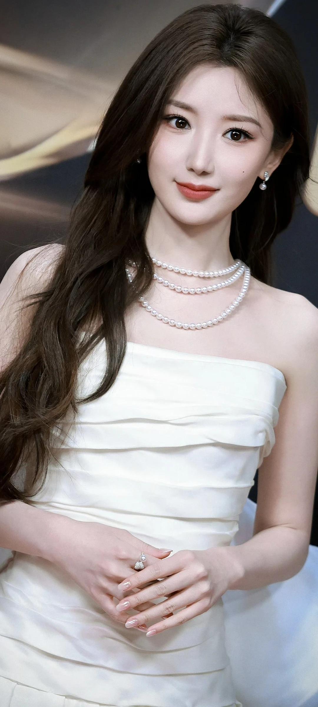 毛晓彤新造型～这简直就是小说里豪门千金的名媛模样，太有感觉了。