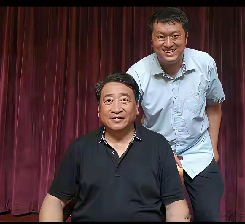 相声圈最打脸的双面操作：相声博士天天骂郭德纲没水平，转头靠合影姜大师装大佬！自称