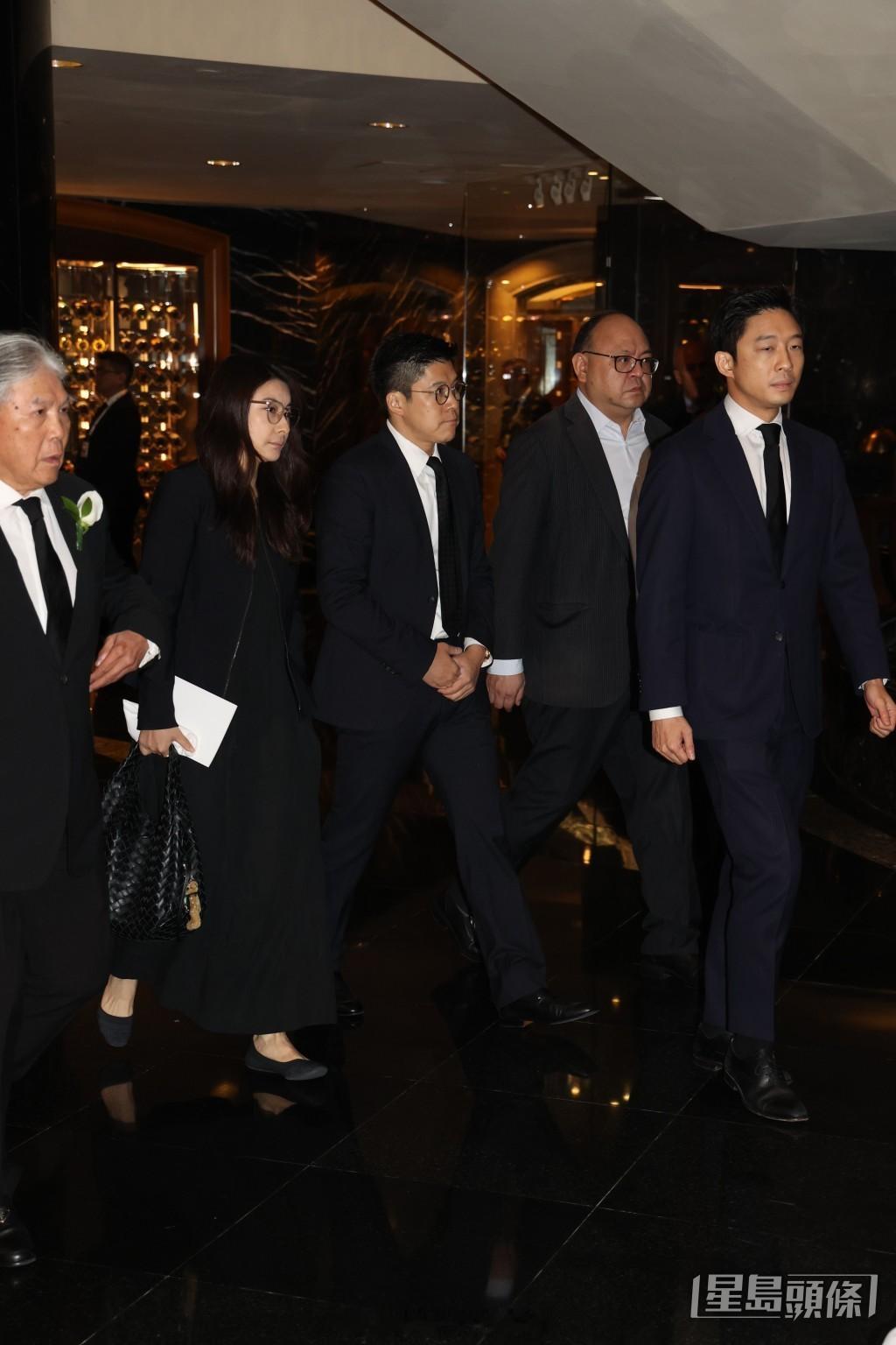 星岛：何超蕸追思会城中富豪与政界名人到场送别李泽楷郭炳江霍英东家族许晋亨等人到