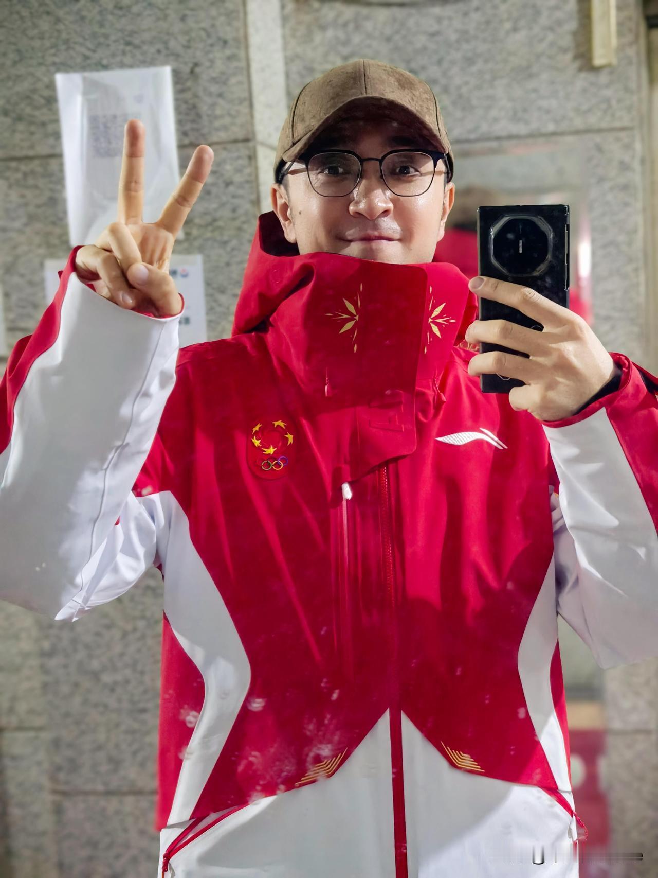 2月19日，央视主持人尼格买提更新新年穿搭plog，并配文“下楼买个水也得有点子