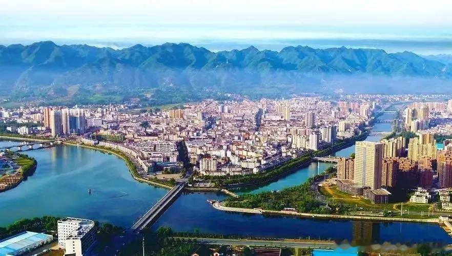 房县近年来，尹吉甫镇已发展艾草6000余亩，形成集育苗、种植、加工、销售于一体