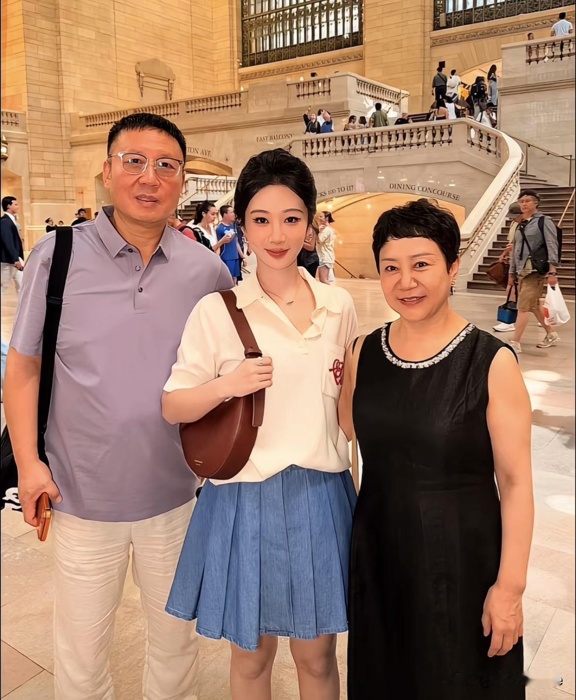7月19日，杨紫全家福，杨紫不愧是紫妈紫爸的掌上明珠，家庭氛围属实太好了！紫爸
