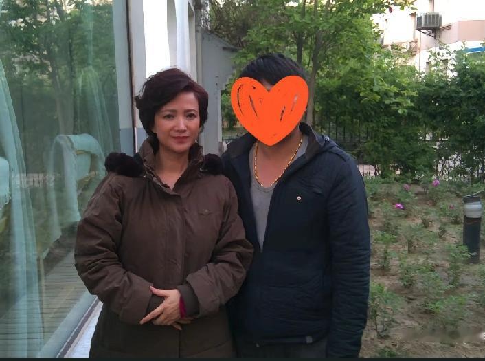 一位北京网友悼念何晴，发了一张2011年，二人在北京何晴家的合照，当时去给何晴家