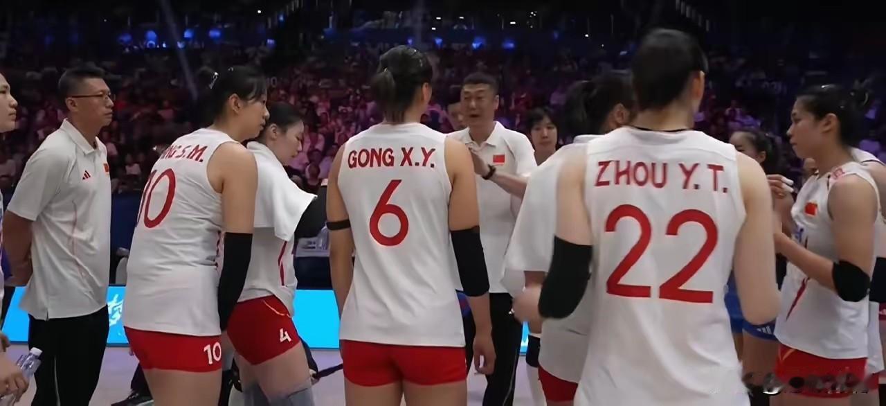 不吐不快！我原以为中国女排凭借十次世界冠军的底子，在今年亚锦赛上夺冠，顺利拿到洛