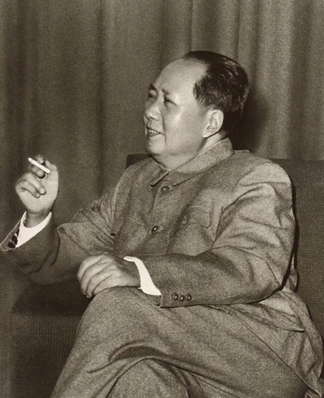 1964年6月，毛主席在人民大会堂亲切接见了意大利参议员维托雷利，维托雷利问了一