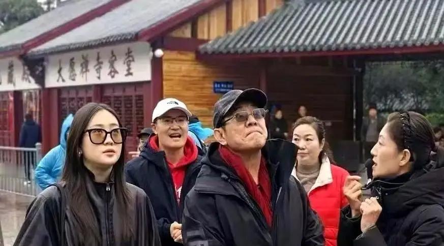 李连杰这些年不怎么拍电影了。他跑九华山修行去了。天天爬一千多级台阶，边爬边念佛经