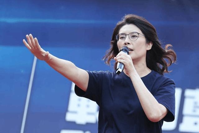 郑丽文鹤立鸡群？如果鸡们不鸟你，鹤站得再高，围观的再多，又能有何用？今天的中