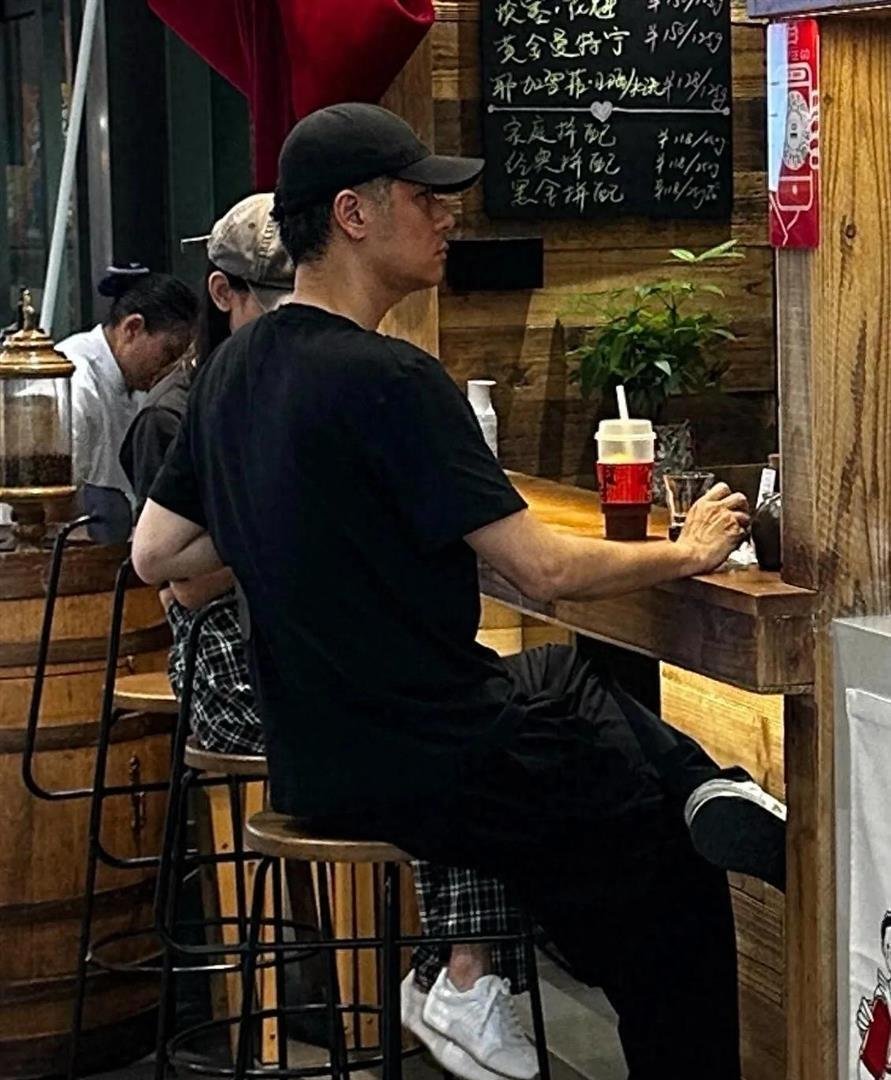 偶遇任重夫妻俩喝咖啡，41岁孙骁骁小蛮腰抢镜，看起来很有少女感