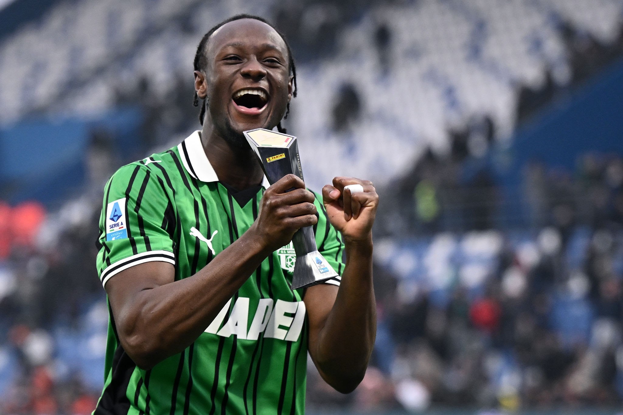 【MatteMoretto】意甲萨索洛队的伊斯梅尔·科内🇨🇦同时进入了