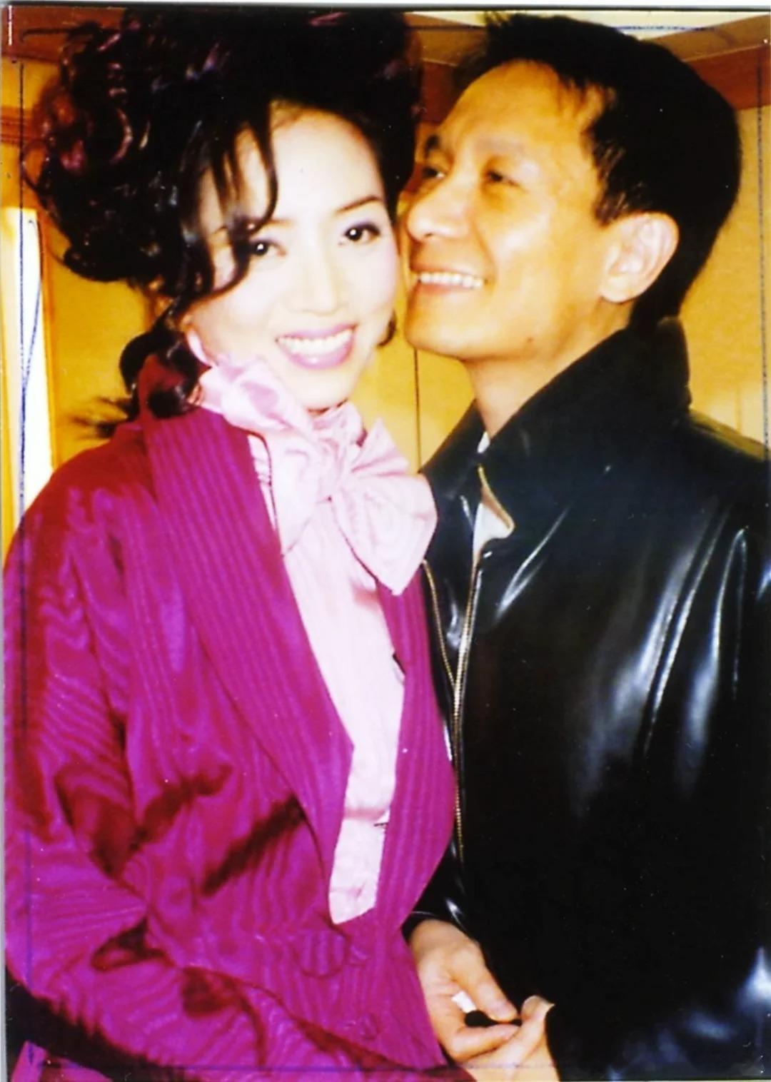 1998年度金针奖颁奖礼，梅艳芳与刘培基合影。刘培基是香港殿堂级时装设计师，正是