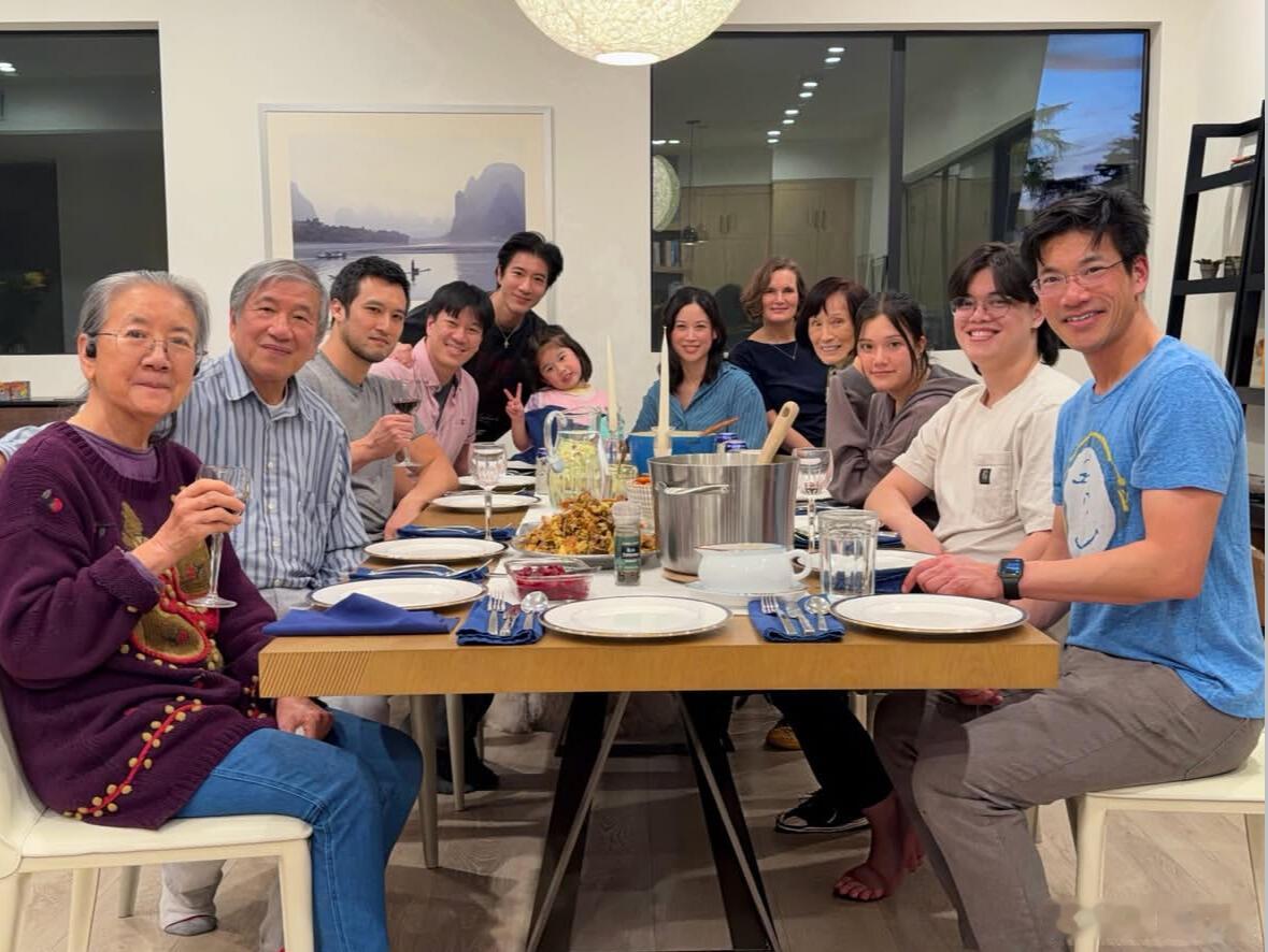 王力宏感恩节晒全家福王力宏一家感恩节聚餐王力宏感恩节晒全家福，少了自己的孩子